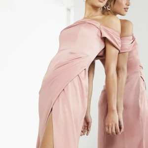 Balklänning  - Säljer min gamla balklänning då den inte längre kommer till någon användning. Endast använd en gång. Klänningen var lite längre än mig, då jag är 164 och använde långa klackar.   Nypris 1569:-  