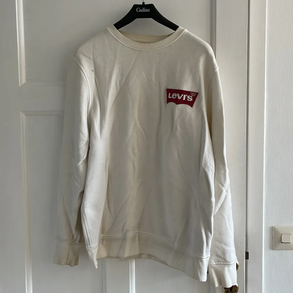 Fin crewneck från Levis💕 tror det är en herrcrewneck men passar som en oversize tröja💕 fint skick och nästan nysckick💕 storlek L💕. Hoodies.