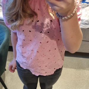 Tröja - Jag säljer denna för jag tycker den it riktigt är min stil. Den är köpt för 599. Men aldrig använd så säljer 300+frakt slm är 26