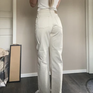 Jeans NLY  - Jeans i fin beige färg från NLY jeans. Storleken är 36. Använda en gång, jeansen är för korta för mig som är 1.78 lång, därav säljer. 💘