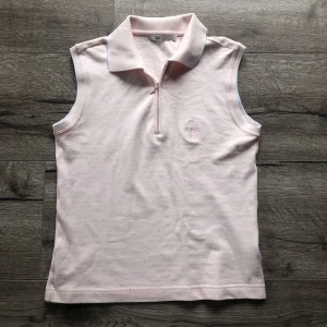 Rosa topp - Jättesöt rosa topp med dragkedja och utan ärmar som jag köpt secondhand 💞 Säljer då det inte är min stil 💋