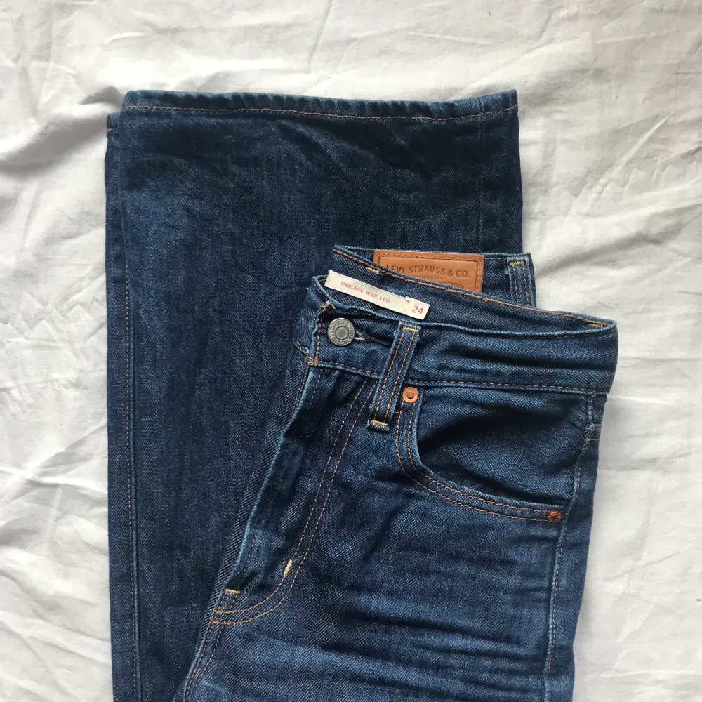 Säljer mina Levis jeans i modellen ribcage wide leg då de blivit för små :((( de är i storlek 24 och går ner till marken på mig som är 167cm. Skriv för fler bilder eller om du har frågor!. Jeans & Byxor.