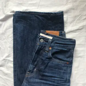 Säljer mina Levis jeans i modellen ribcage wide leg då de blivit för små :((( de är i storlek 24 och går ner till marken på mig som är 167cm. Skriv för fler bilder eller om du har frågor!