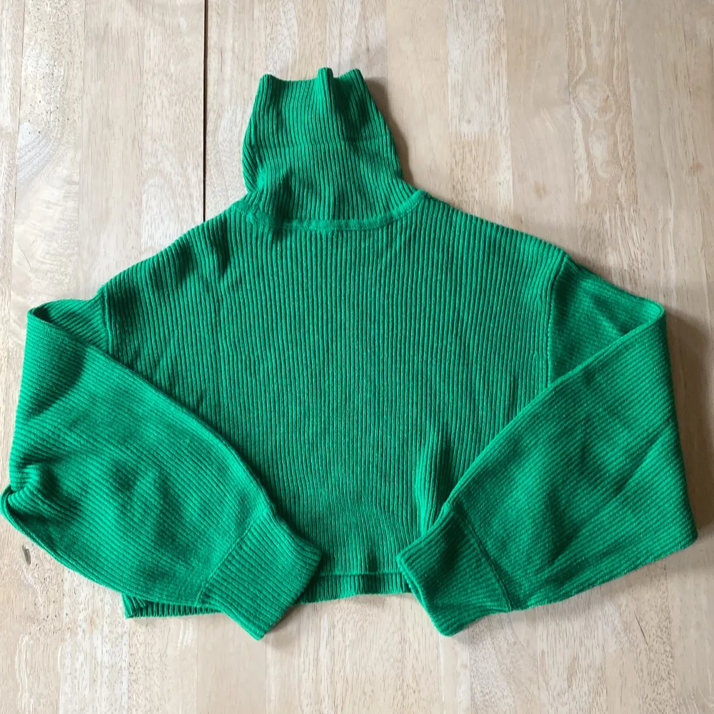 Croppad grön polotröja från H&M i strl S. Stickat.