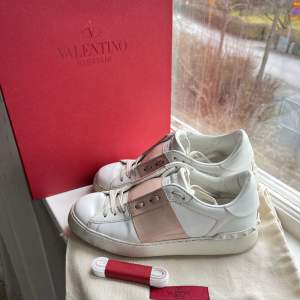 Valentino skor i strl 37 - kommer med dustbag, skolåda och extra skosnören