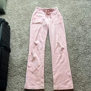 Hej säljer mina juicy byxor i färgen rosa då de inte kommer till användning längre, de är i väldigt bra sick bara lite nertrampade men är inget som syns så mycket, passar mig i längden som är 164