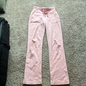 Juicy couture  - Hej säljer mina juicy byxor i färgen rosa då de inte kommer till användning längre, de är i väldigt bra sick bara lite nertrampade men är inget som syns så mycket, passar mig i längden som är 164