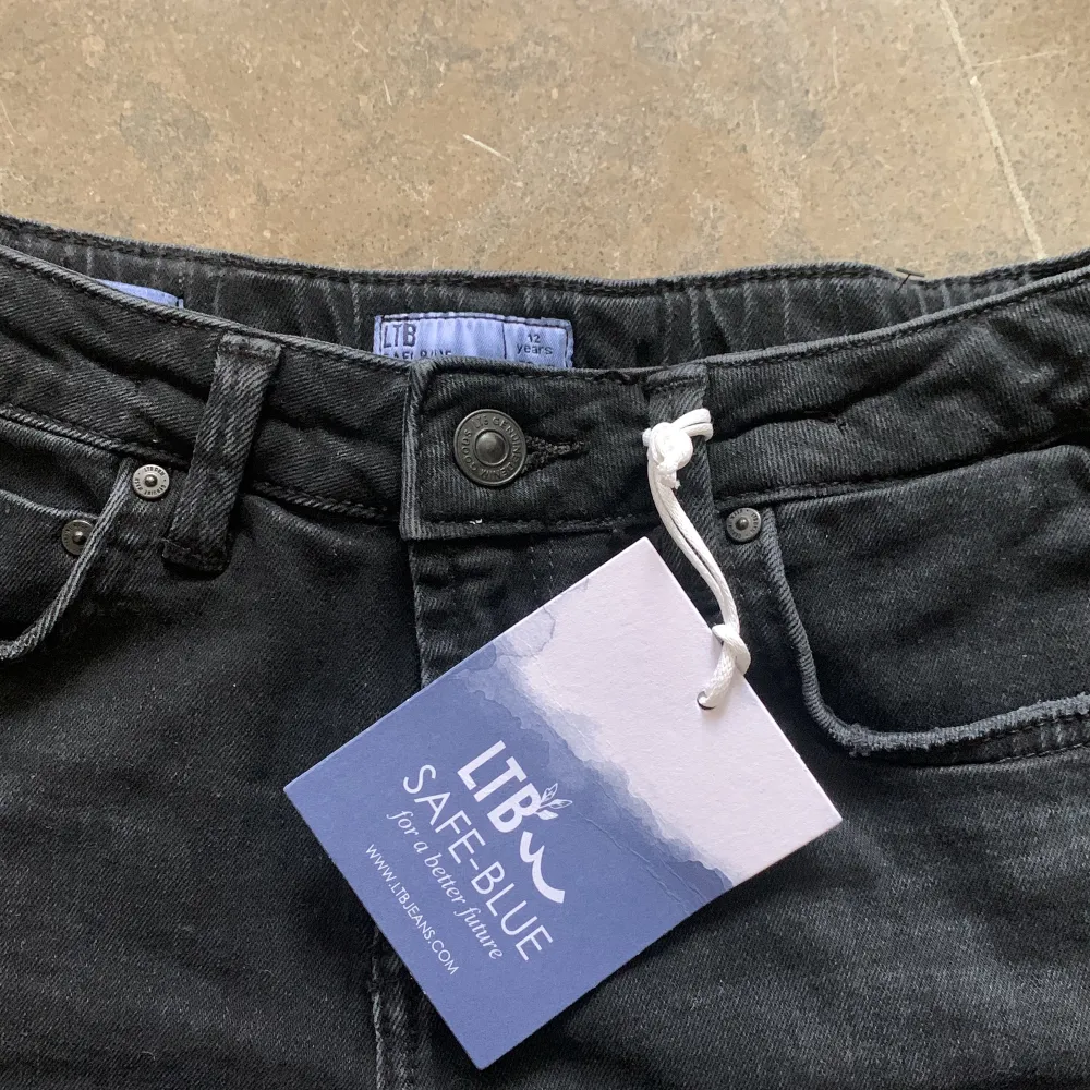 Säljer dem här svarta jeansshortsen från LTB, pågrund av att de är för små! De är helt oanvända och ordinarie pris är 500kr fast säljer för 400kr!. Shorts.