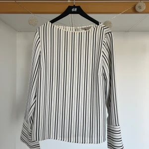 Blus - Så fin och bekväm blus som inte skrynklar sig. Mötes upp i Göteborg annars står köparen för frakten🌸🌺🌷