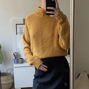 Stickad tröja  - Senapsgul stickad tröja i jätte mjukt och skönt material. 