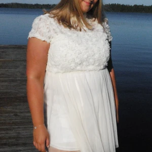 Klänning Ida Sjöstedt - Säljer nu min ÄLSKADE studentklänning🤍 Ida Sjöstedt Sandy dress! pris går alltid att diskutera🫶