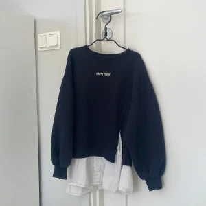 Zara tröja!🪩 - En vanlig tröja men det är en plus som är ihopsatta med tröjan och är väldig snygg!🎸😻