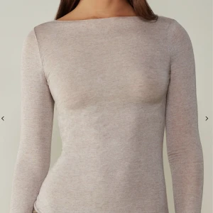 intimissimi tröja  - Säljer den populära intimissimi tröjan då den aldrig kommit till användning. Helt oanvänd med prislapp kvar. Stl S men passar både mindre och större då den är otroligt strechig! Hör av er vid frågor🥰Säljer endast vid bra bud.