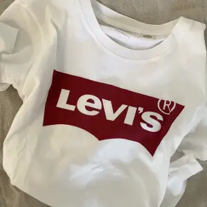 Klassisk Levis T-shirt i storlek S. Fint skick, endast använd ett fåtal gånger. Första bilden är från Levi’s hemsida ❤️