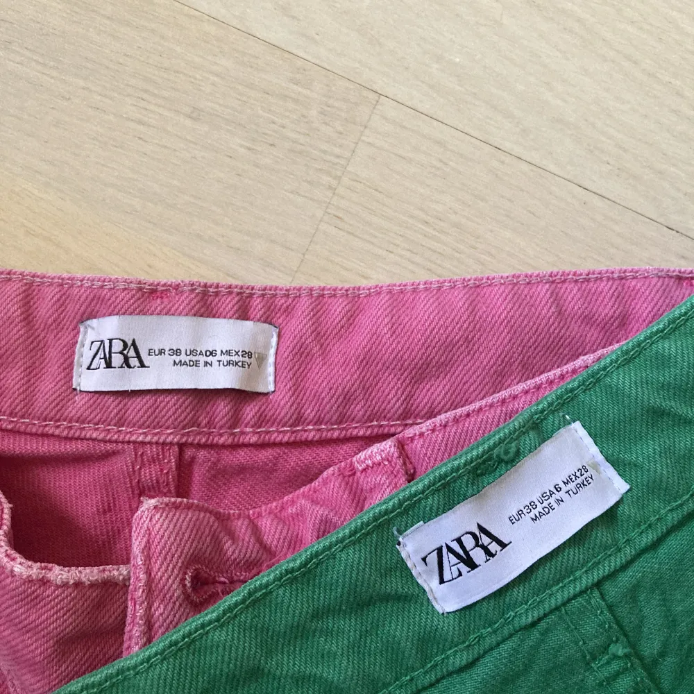 Säljer nu dessa jeans i från zara i grön och rosa, då de ej kommer till användning. Dom är knappt använda. 200st eller båda för 350 kr💚💗. Jeans & Byxor.
