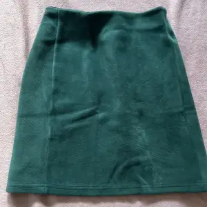 En grön kort kjol i sammet