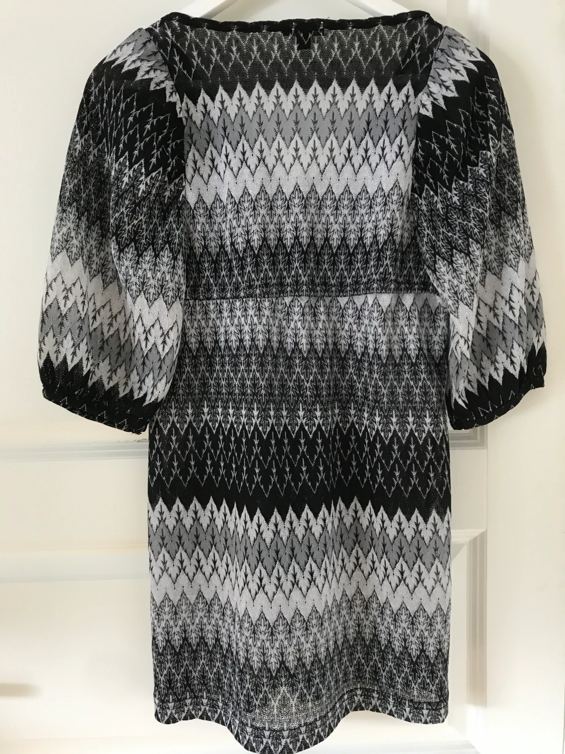 Grå mönstrad klänning - 91