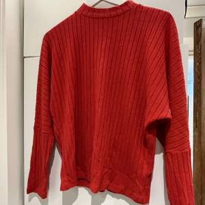 Hej, säljer denna fina röda tröja som aldrig kommer till användning. Hör gärna av er för mer info och bilder!💗