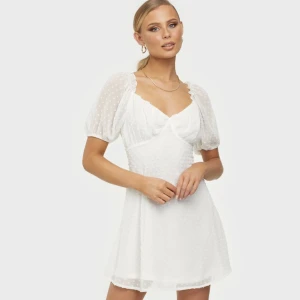 Klänning - Så fin klänning perfekt till studenten eller bara till sommarn🥰❤️ Endast använd vid ett tillfälle. Modellen bär storlek 36😊Säljer för 99kr + frakt vid snabb affär