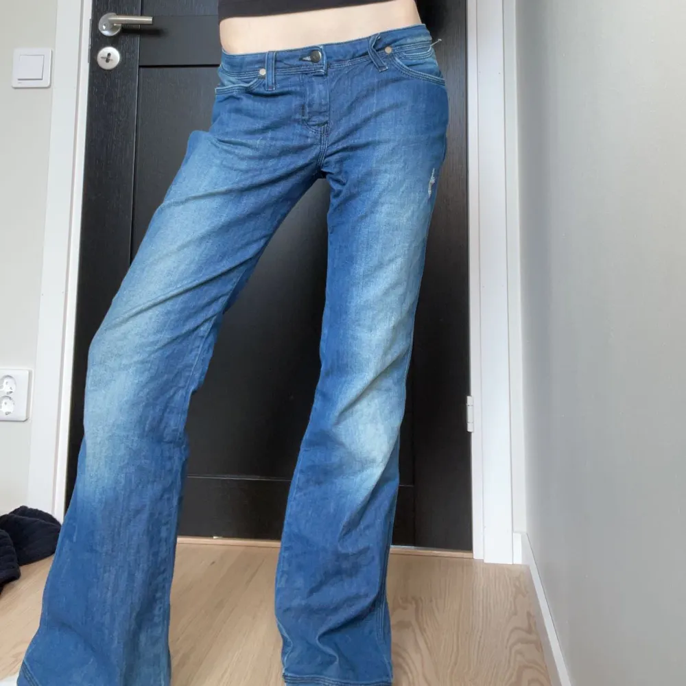 Säljer ett par Wrangler jeans som är lågmidjade och i fint skick Midjemåttet: 80 Innerbenslängden: 32. Jeans & Byxor.