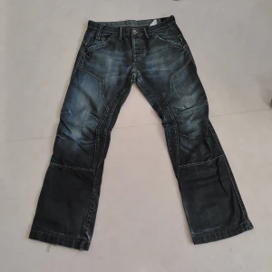 Dräner byxor 😍 - Sjukaste J&J drainer jeansen. Definitivt använda, men på ett vintage worn-in sätt. Årets cop.