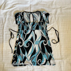 Mönstrad topp/ klänning - Blå,svart och vit mönstrad topp/ klänning beronde på hur lång man är! Jag är 178 och den är för kort för mig… har bilder som jag kan skicka. Plagget är i befintligt skick, se tredje bilden så pris kan diskuteras!  Står ingen storlek men skulle säga S-M 