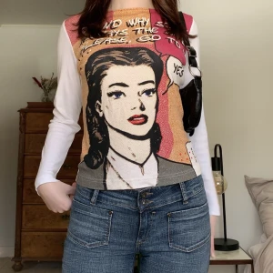 Tröja med tryck - Vit långärmad t-shirt med unikt tryck på framsidan, från märket Mexx! 🤎