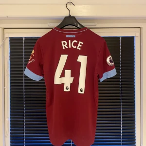 West Ham fotbollströja Rice - West Ham fotbollströja med Declan Rice på ryggen. I perfekt skick. Storlek S.