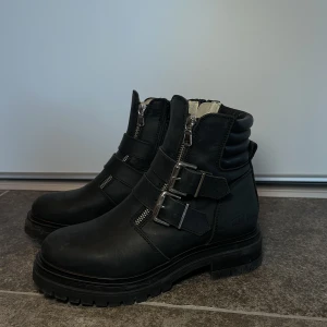 Johnny Bulls storlek 38 - Säljer mina boots från Johnny Bulls! Köpte dom för ca 1500 kr. De är endast använda 2-3 gånger, säljes pga att de ej används