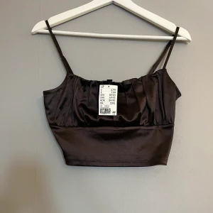 Oanvänd topp - Oanvänd brun satintopp.