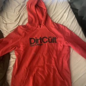 Dirtcült hoodie  - Säljer nu min dirtcült hoodie som knappt är använd,har använt tröjan Max 10 gånger men nu ligger den bara o skrotar i garderoben. Nypris:699, mitt pris 350 Den är strl M men väldigt liten i storleken så passar även S