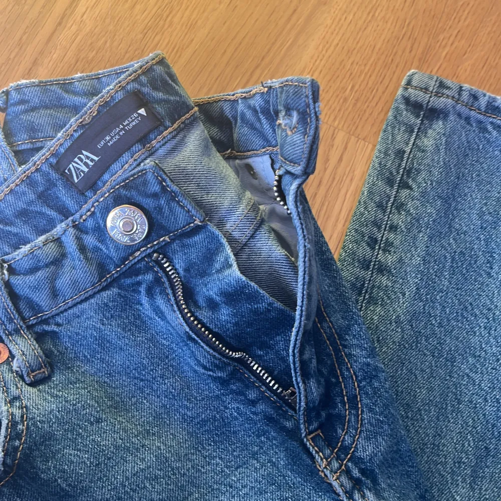 Blåa fina jeans från zara . Jeans & Byxor.