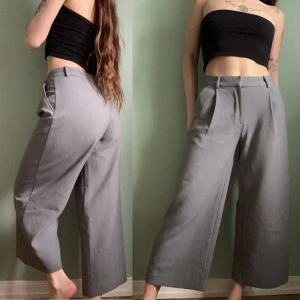 Grey wide dress pants  - Sjukt fina vida kostymbyxor från Monki, i nyskick🤌🏼✨ strl 36, jag på bilden är strl 38/M