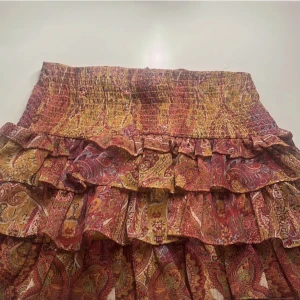 Zara kjol - Lägger ut för tredje gången så folk trycker på köp nu! Många är intresserade så höjer priset, skriv bud i kommentarerna istället för att skriva dirrekt till mig 💝  TRYCK INTE PÅ KÖP NU! 