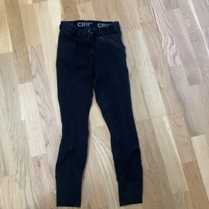 Svarta crw ridbyxor  - Jag säljer mina svarta ridbyxor från crw. Dem är använda några gånger men det är inget som syns. Jag säljer dem pga att dem är försmå. Byxorna är helskodda med ett tjockare tyg än ridtights. Pris kan diskuteras vid snabbb affär.