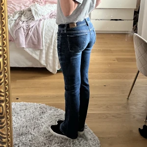Blåa lågmidjade bootcut jeans  - Jätte snygga bootcut jeans från american eagle. Mörk blåa🌺😍lågmidjade, är i storlek 00  sitter som en 34 typ, truck ej på köp dirkt