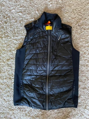 Parajumper väst  - En Parajumper väst i bra skick. Skriv för frågor. Pris kan diskuteras! Storlek Young Large som motsvarar 170 cm cirka. 