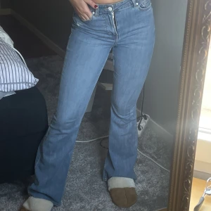 Jeans  - Oanvända bootcut jeans som jag ej får användning för☺️storlek 32 men passar 34. Är 165cm