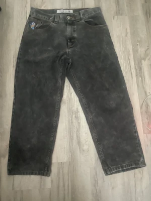 Polar 93  - Säljer mina polar 93 pga att jag är trött på dom. Bra skick, inga hål endast nertrampat där nere. Storlek 30x30