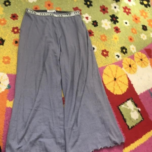 Blå byxor  - Är lite för liten men jättefin. Ny pris 250kr 