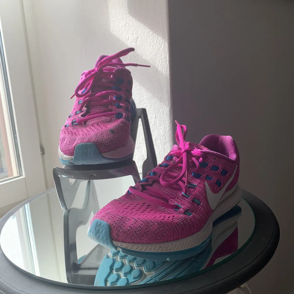 Nike skor i rosa, knappt använda då dom inte passade, dock liten fläck på på höger sko annars fel fria.. Skor.