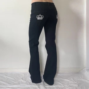 lågmidjade jeans - liknar victoria beckham, använd köp nu! midja:78+stretch innerben:81 💋 jag är 169 cm och w28 som referens (några rhinestones har är borta) 
