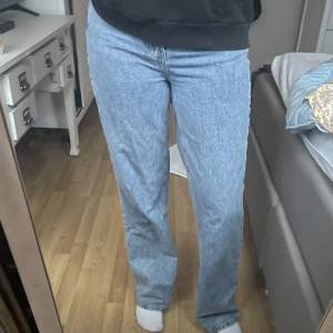 Wide Jeans, st 29/32. Från Bik Bok. Köpta 2022. Har inte använts så mycket. Jag är 173 cm lång och jeansen är långa på mig. Nypris är 599kr.
