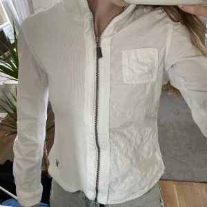 Zip-up skjorta - Jättesnygg skjorta med dragkedja, i nyskick från Sand!💘