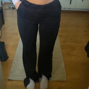 Kostymbyxor - Säljer fina kostymbyxor med slits från Gina som inte kommer till andvändning, nypris 399 säljer för 250kr 