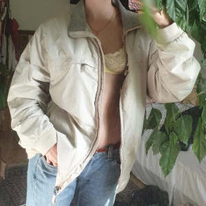 Fodrad Vintage POLO Jacka - Perfekt Vintage Höstjacka med fleecefoder, dragkedja och två innerfickor. Kalltonad beige färg, grå krage. Relaxed fit. Jag är strl S på bild och jackan är en L/XL. I utmärkt skick! 