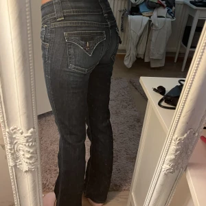 Perfekta lågmidjade jeans - Dessa är såå fina älskar verkligen dom. De är köpta second hand men de är i väldigt bra skick. Passar perfekt på mig som är 167 och har st 36💕