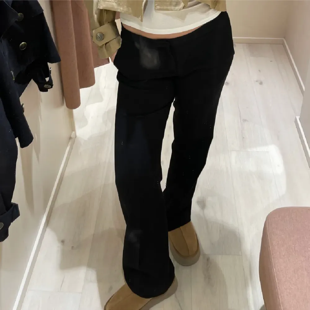 Säljer mina knappt använda kostymbyxor från zara. De är low waist och är i storlek L men passar mig som är S/M. Pm vid frågor . Jeans & Byxor.