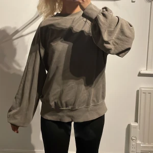 Oversized Sweatshirt  - Har lite ”militär grön” i sig 