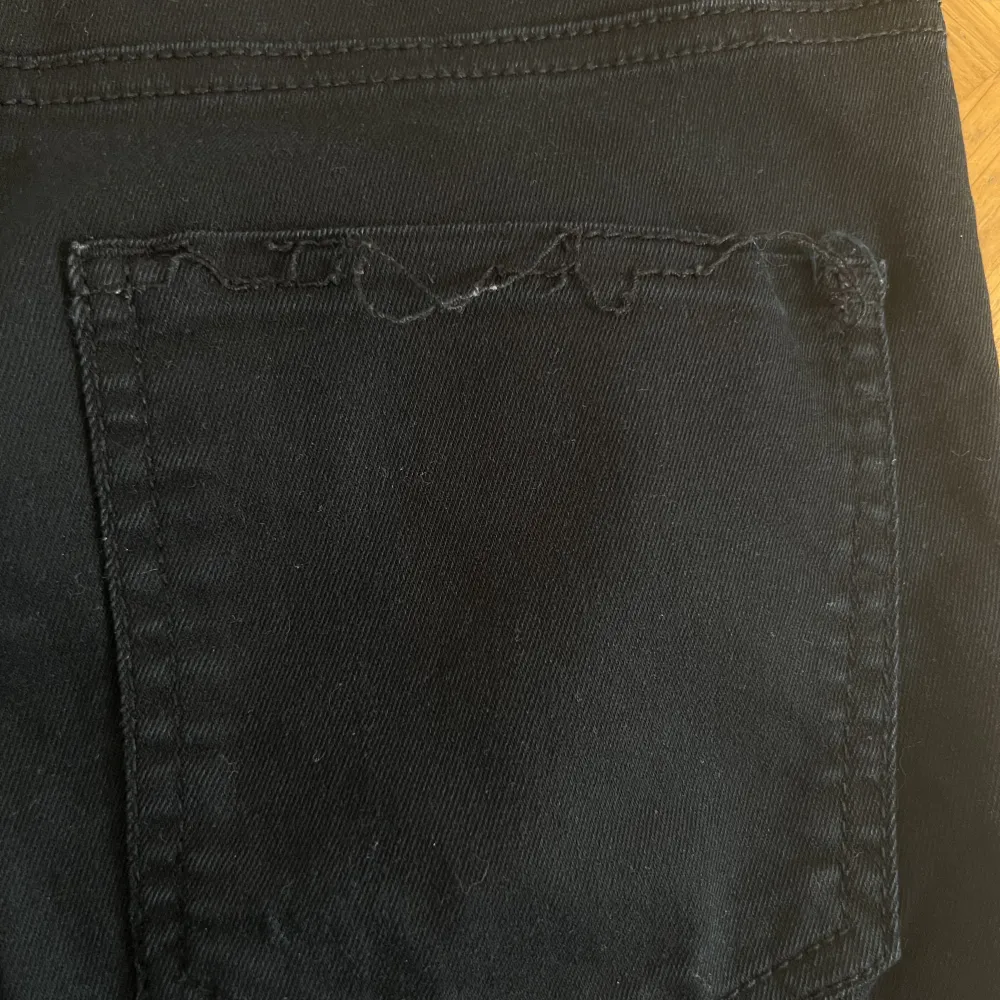 Svarta jeans från Bikbok i strl xs. Sömmen på höger bakficka har gått upp enl sista bild, men annars är de i fint skick.. Jeans & Byxor.